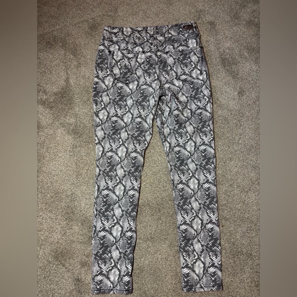 Seven 7 Stylish Snake Print Skinny Jeans - size 8. - Picture 4 of 10